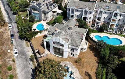 BAHÇEŞEHİR UPHİLL'DE 1100 M2 HAVUZLU ÖZEL BAHÇELİ MALİKANE
