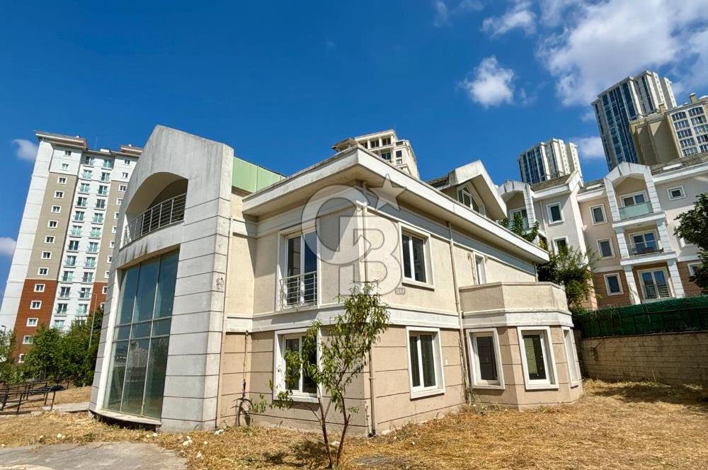 BAHÇEŞEHİR UPHİLL'DE 1100 M2 HAVUZLU ÖZEL BAHÇELİ MALİKANE