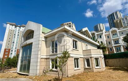 BAHÇEŞEHİR UPHİLL'DE 1100 M2 HAVUZLU ÖZEL BAHÇELİ MALİKANE