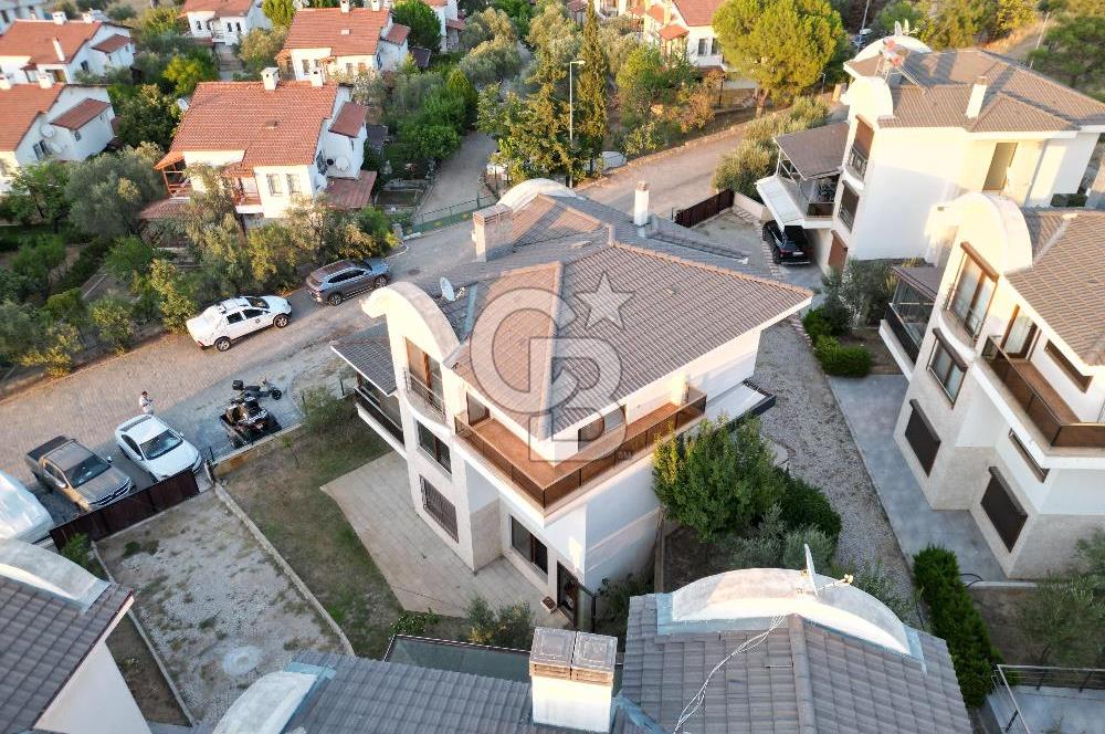 AYVALIK ÇAMLIKTA PRESTİJLİ SİTE TAM MÜSTAKİL SATILIK VİLLA