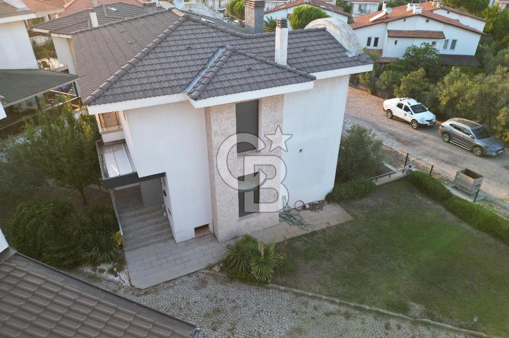 AYVALIK ÇAMLIKTA PRESTİJLİ SİTE TAM MÜSTAKİL SATILIK VİLLA