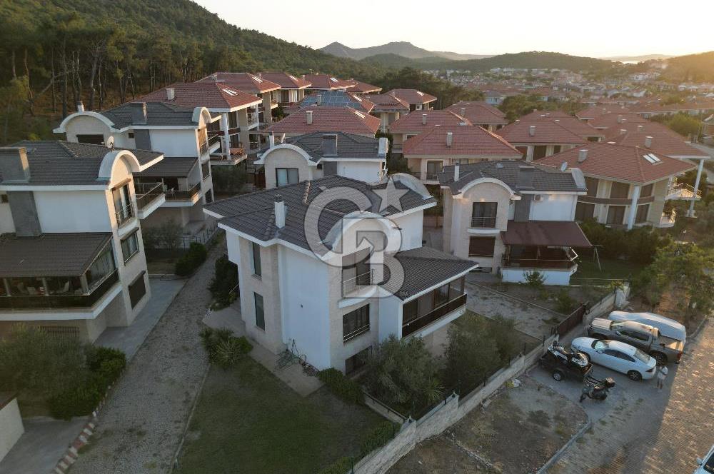 AYVALIK ÇAMLIKTA PRESTİJLİ SİTE TAM MÜSTAKİL SATILIK VİLLA