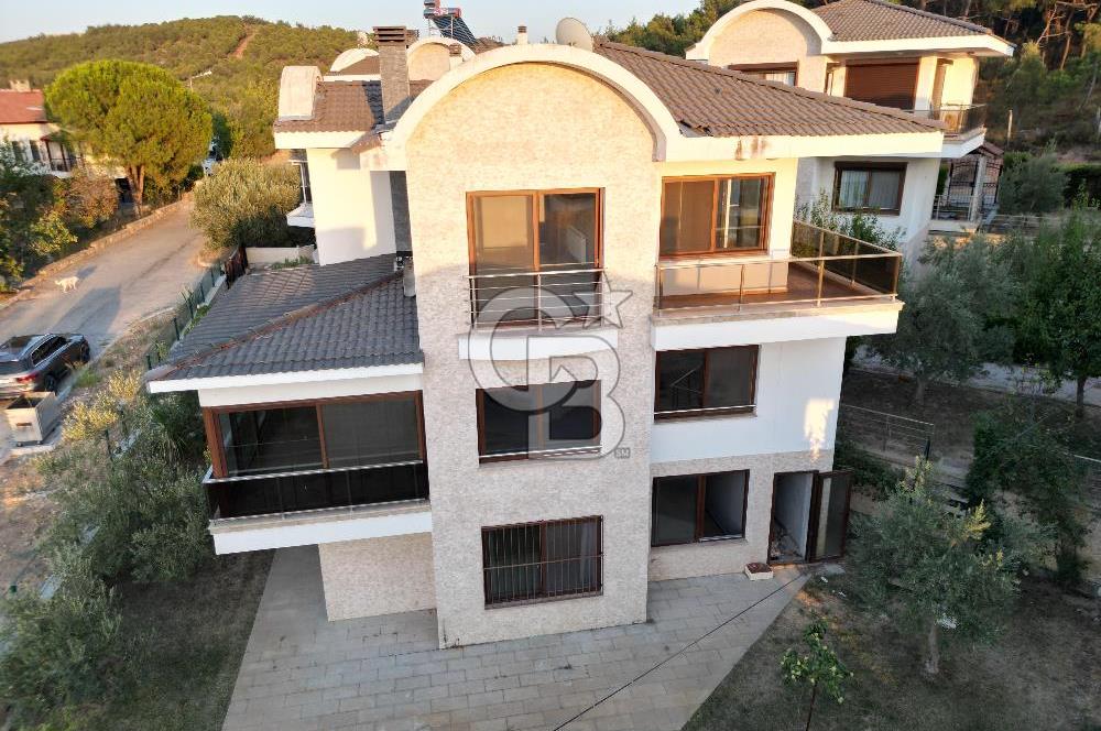 AYVALIK ÇAMLIKTA PRESTİJLİ SİTE TAM MÜSTAKİL SATILIK VİLLA
