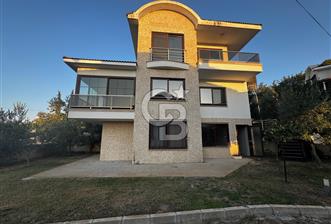 AYVALIK ÇAMLIKTA PRESTİJLİ SİTE TAM MÜSTAKİL SATILIK VİLLA