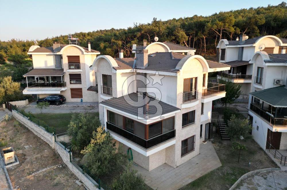 AYVALIK ÇAMLIKTA PRESTİJLİ SİTE TAM MÜSTAKİL SATILIK VİLLA