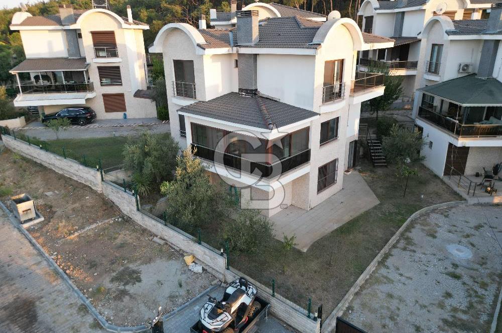AYVALIK ÇAMLIKTA PRESTİJLİ SİTE TAM MÜSTAKİL SATILIK VİLLA
