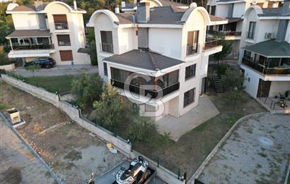 AYVALIK ÇAMLIKTA PRESTİJLİ SİTE TAM MÜSTAKİL SATILIK VİLLA