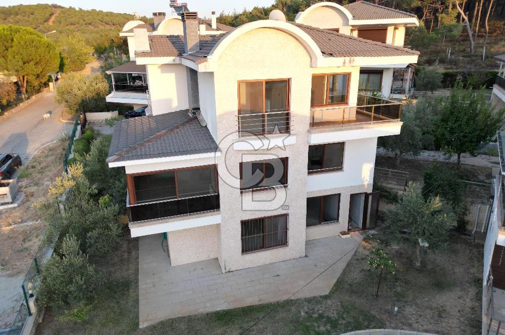 AYVALIK ÇAMLIKTA PRESTİJLİ SİTE TAM MÜSTAKİL SATILIK VİLLA