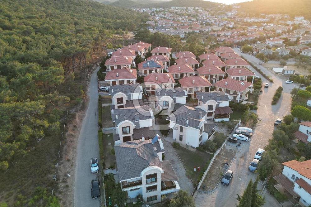 AYVALIK ÇAMLIKTA PRESTİJLİ SİTE TAM MÜSTAKİL SATILIK VİLLA