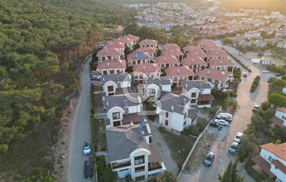 AYVALIK ÇAMLIKTA PRESTİJLİ SİTE TAM MÜSTAKİL SATILIK VİLLA