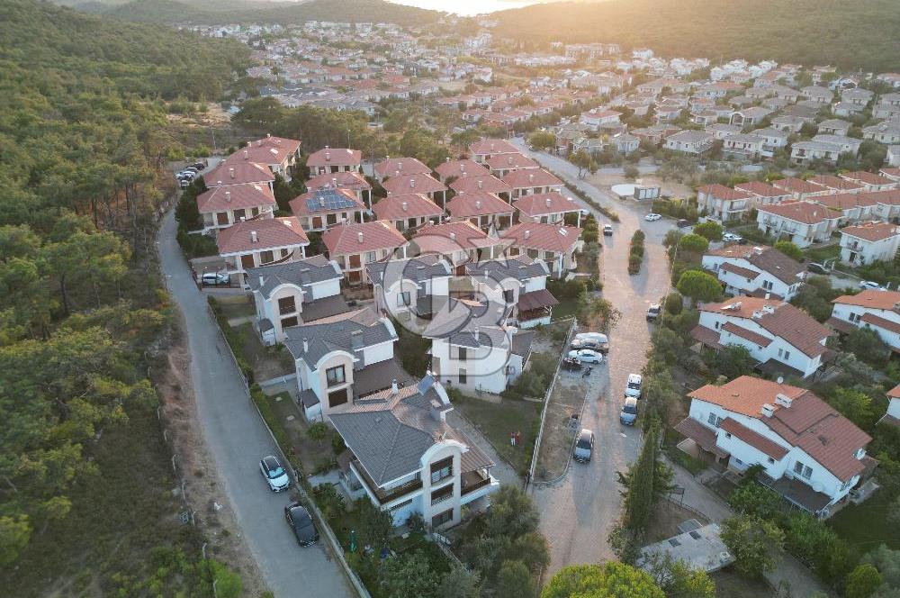 AYVALIK ÇAMLIKTA PRESTİJLİ SİTE TAM MÜSTAKİL SATILIK VİLLA