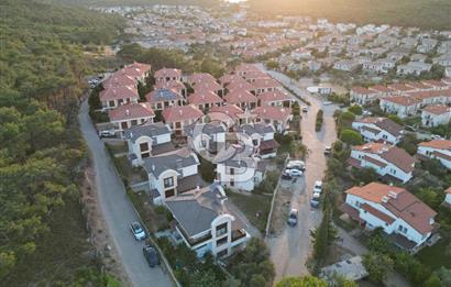AYVALIK ÇAMLIKTA PRESTİJLİ SİTE TAM MÜSTAKİL SATILIK VİLLA