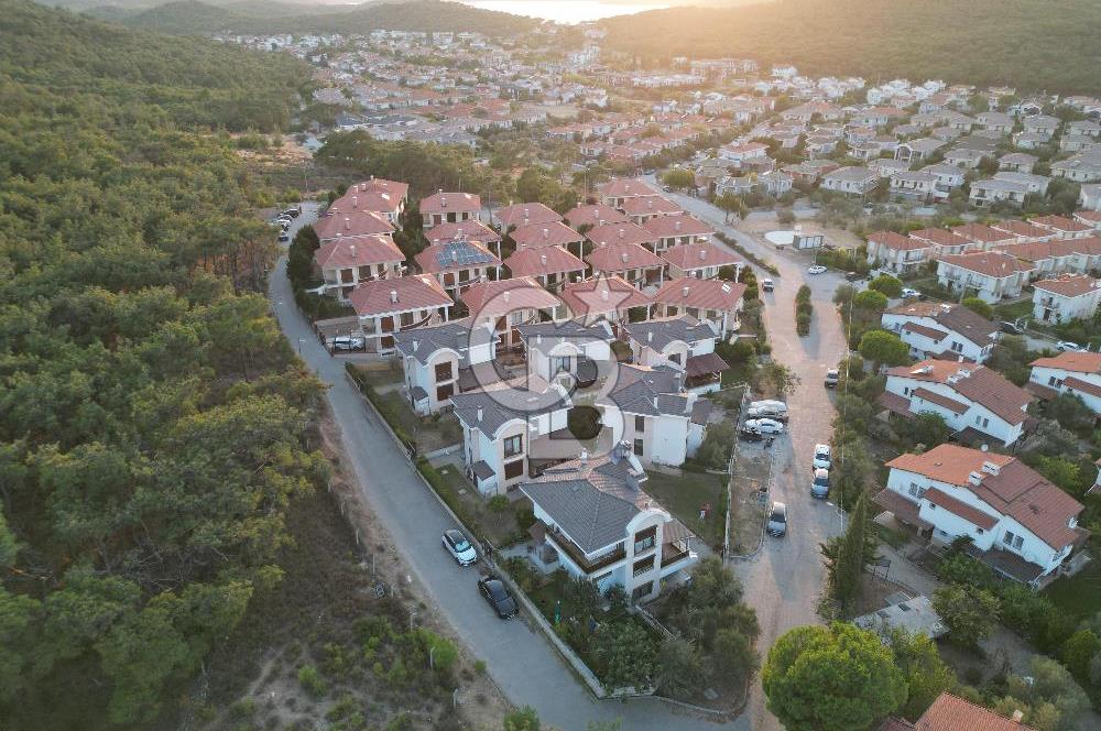 AYVALIK ÇAMLIKTA PRESTİJLİ SİTE TAM MÜSTAKİL SATILIK VİLLA