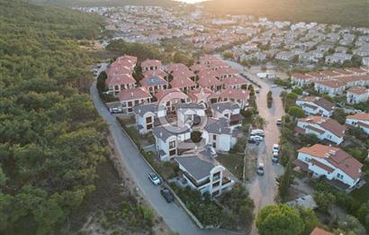 AYVALIK ÇAMLIKTA PRESTİJLİ SİTE TAM MÜSTAKİL SATILIK VİLLA