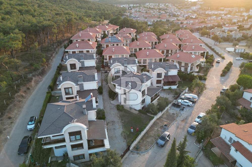 AYVALIK ÇAMLIKTA PRESTİJLİ SİTE TAM MÜSTAKİL SATILIK VİLLA