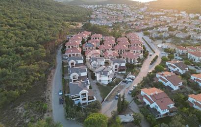 AYVALIK ÇAMLIKTA PRESTİJLİ SİTE TAM MÜSTAKİL SATILIK VİLLA