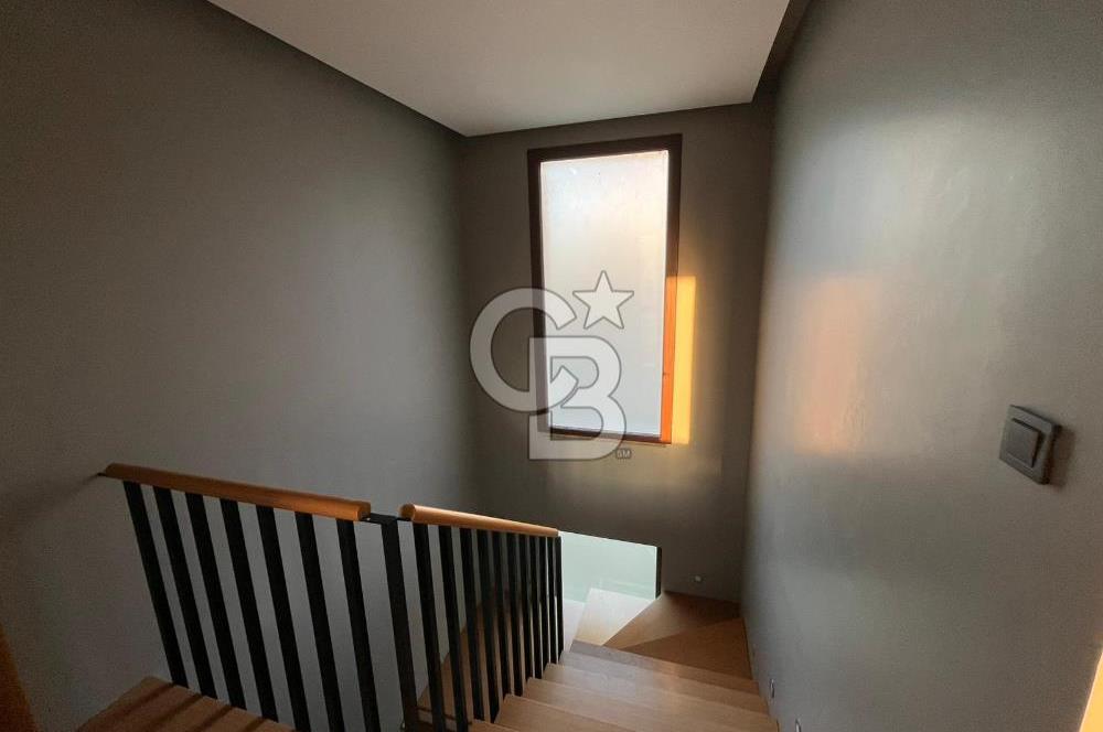 AYVALIK ÇAMLIKTA PRESTİJLİ SİTE TAM MÜSTAKİL SATILIK VİLLA