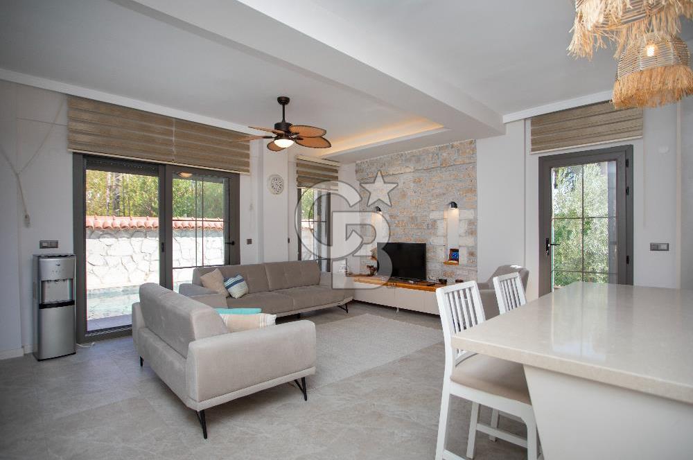 Foça Kazım Dirik Mah. Satılık Müstakil Havuzlu 5+1 Villa