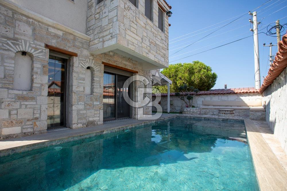 Foça Kazım Dirik Mah. Satılık Müstakil Havuzlu 5+1 Villa