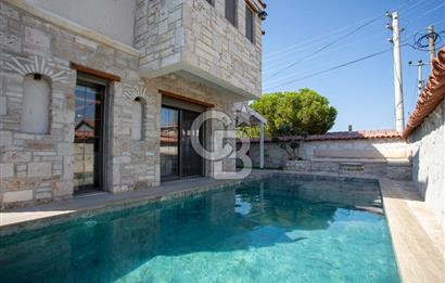 Foça Kazım Dirik Mah. Satılık Müstakil Havuzlu 5+1 Villa