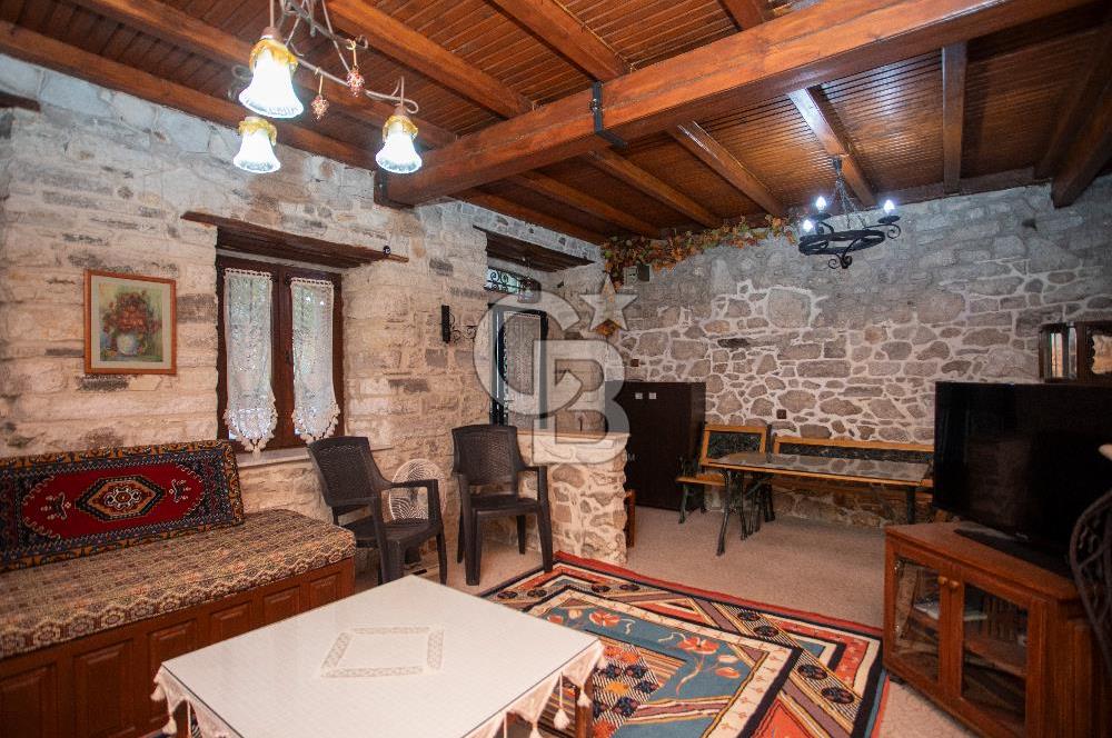 Eski Foça'da Satılık Tescilli Tarihi Müstakil Taş Ev
