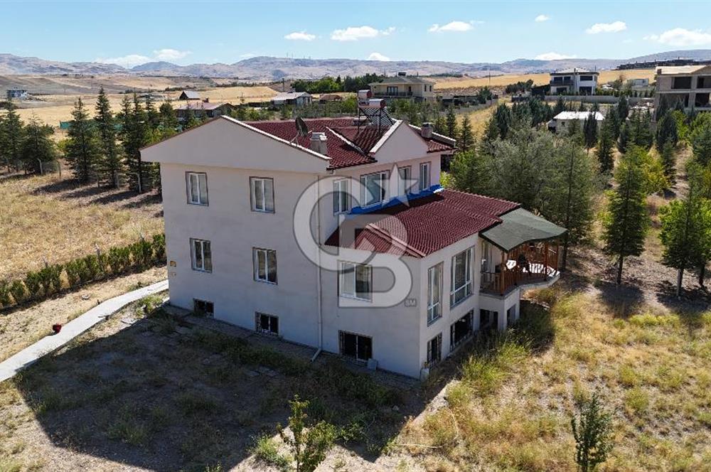 Gölbaşı, Bahçelievlerde Göl Manzaralı Müstakil Villa
