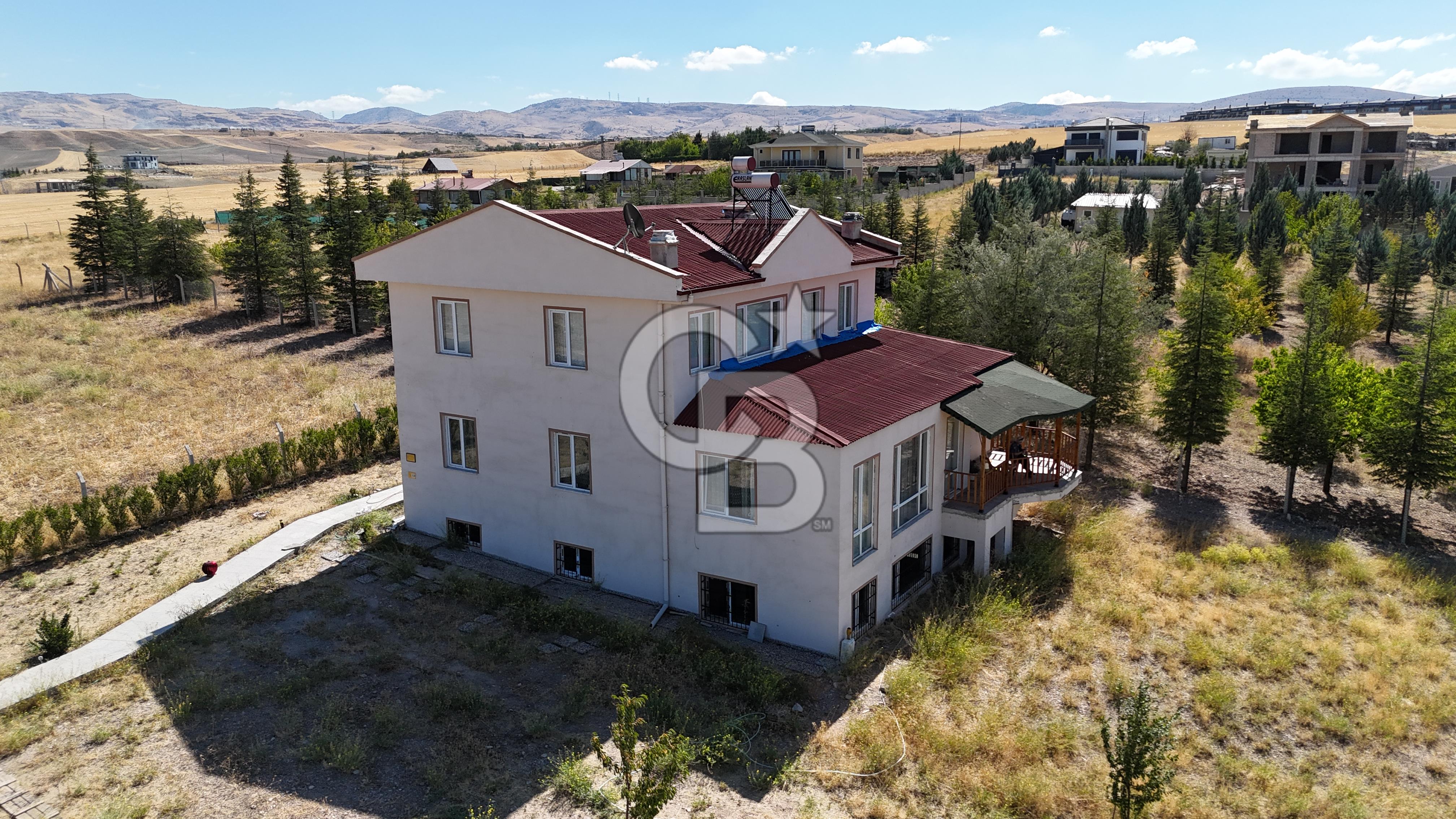 Gölbaşı, Bahçelievlerde Göl Manzaralı Müstakil Villa