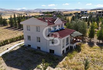 Gölbaşı, Bahçelievlerde Göl Manzaralı Müstakil Villa