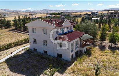 Gölbaşı, Bahçelievlerde Göl Manzaralı Müstakil Villa