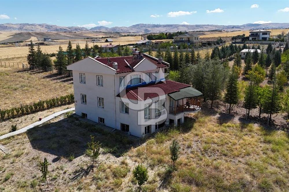 Gölbaşı, Bahçelievlerde Göl Manzaralı Müstakil Villa