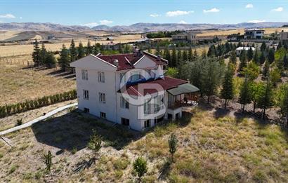Gölbaşı, Bahçelievlerde Göl Manzaralı Müstakil Villa