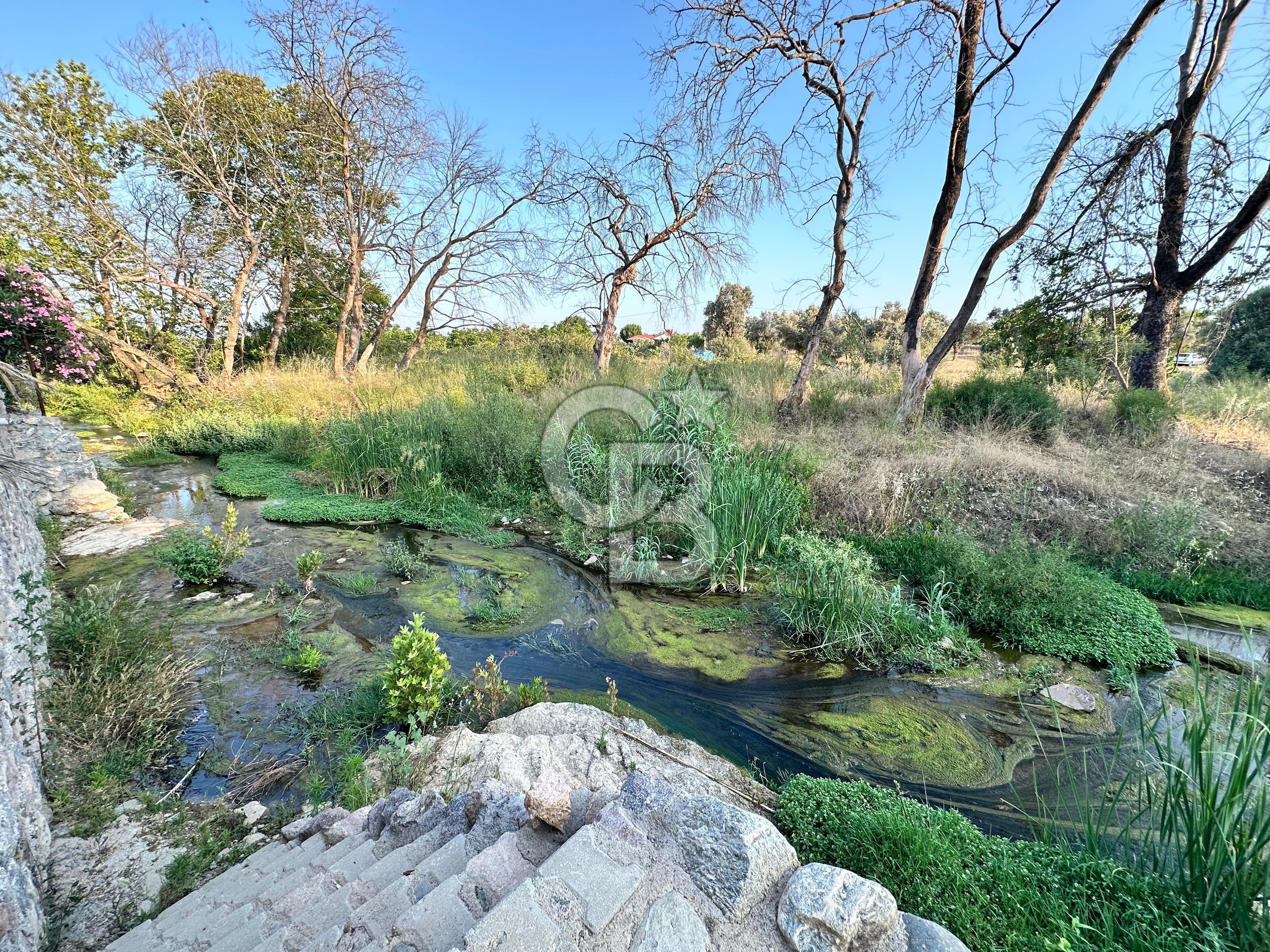 Menderes DEREKÖY'de Etrafı Taş Duvarla Çevrili Tarla