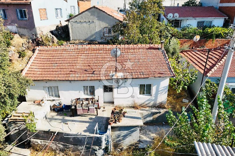 Bayraklı Emek Mahallesinde 241 M2 Arsa İçi Satılık Müstakil Ev