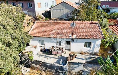 Bayraklı Emek Mahallesinde 241 M2 Arsa İçi Satılık Müstakil Ev
