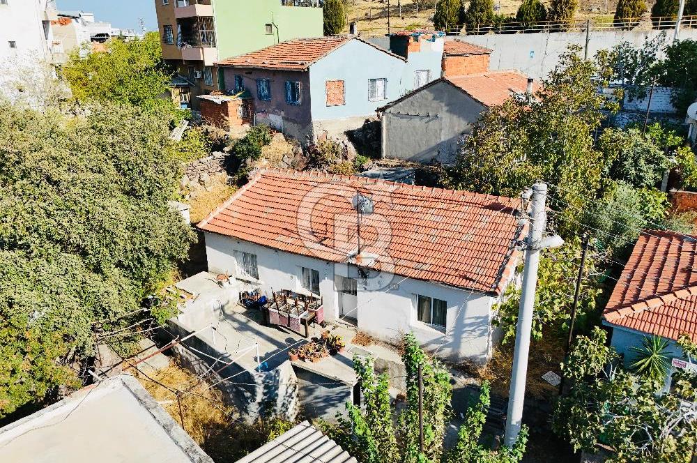 Bayraklı Emek Mahallesinde 241 M2 Arsa İçi Satılık Müstakil Ev