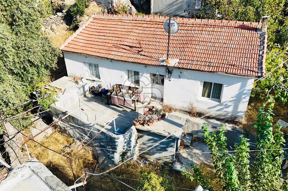 Bayraklı Emek Mahallesinde 241 M2 Arsa İçi Satılık Müstakil Ev