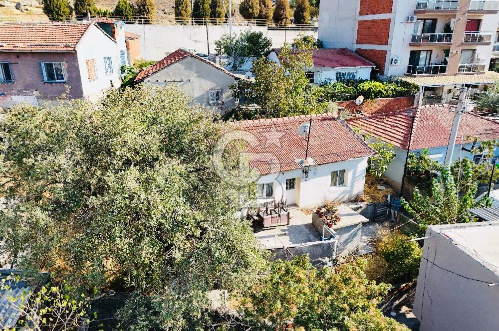 Bayraklı Emek Mahallesinde 241 M2 Arsa İçi Satılık Müstakil Ev