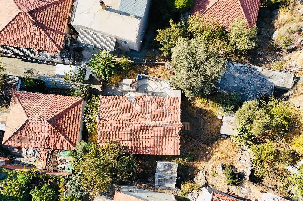 Bayraklı Emek Mahallesinde 241 M2 Arsa İçi Satılık Müstakil Ev