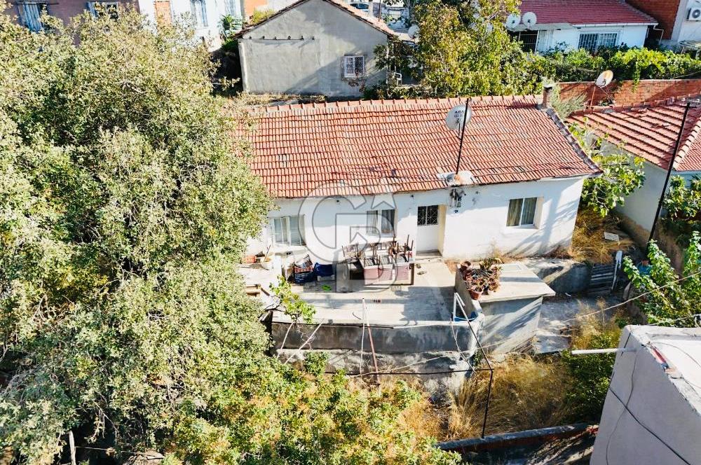 Bayraklı Emek Mahallesinde 241 M2 Arsa İçi Satılık Müstakil Ev