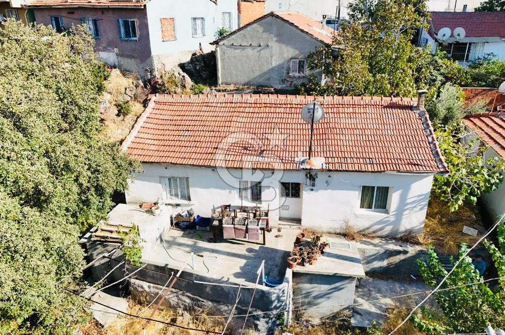 Bayraklı Emek Mahallesinde 241 M2 Arsa İçi Satılık Müstakil Ev