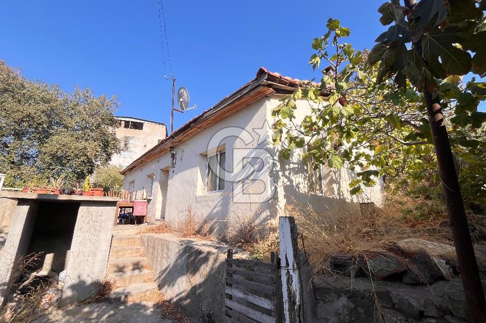 Bayraklı Emek Mahallesinde 241 M2 Arsa İçi Satılık Müstakil Ev