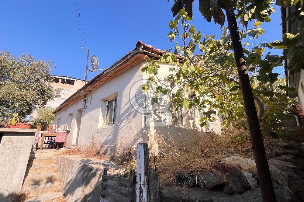 Bayraklı Emek Mahallesinde 241 M2 Arsa İçi Satılık Müstakil Ev