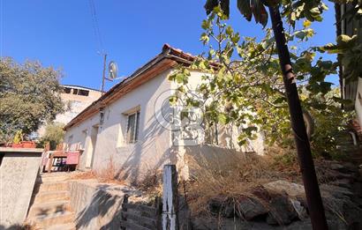 Bayraklı Emek Mahallesinde 241 M2 Arsa İçi Satılık Müstakil Ev