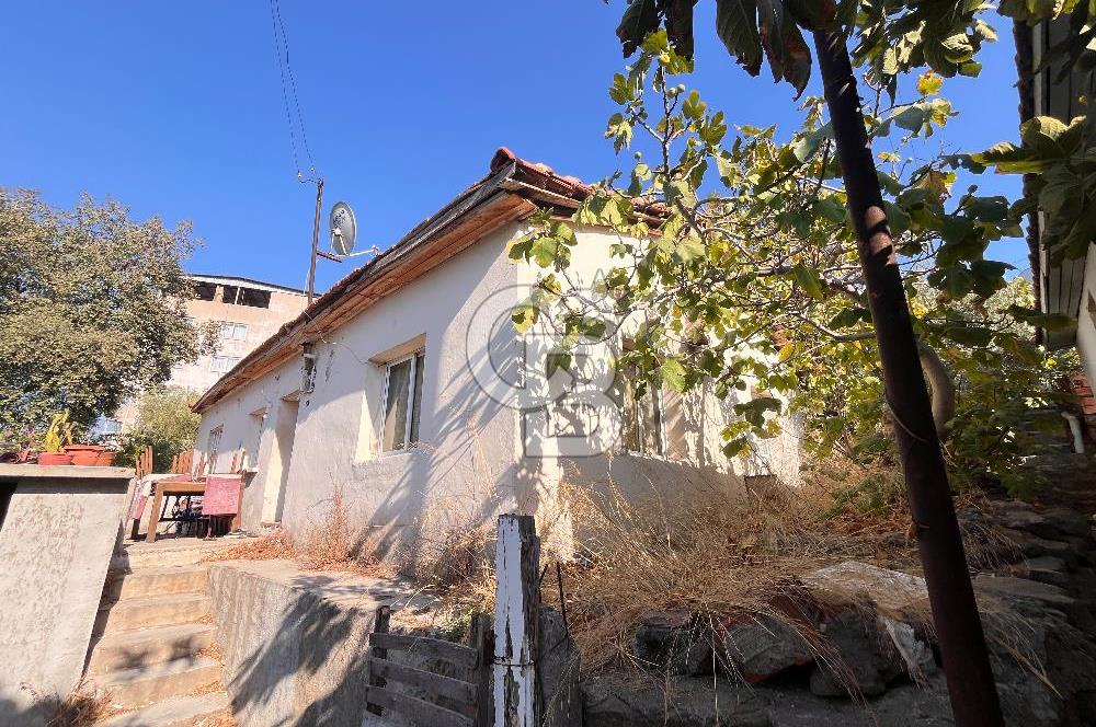 Bayraklı Emek Mahallesinde 241 M2 Arsa İçi Satılık Müstakil Ev