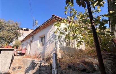 Bayraklı Emek Mahallesinde 241 M2 Arsa İçi Satılık Müstakil Ev
