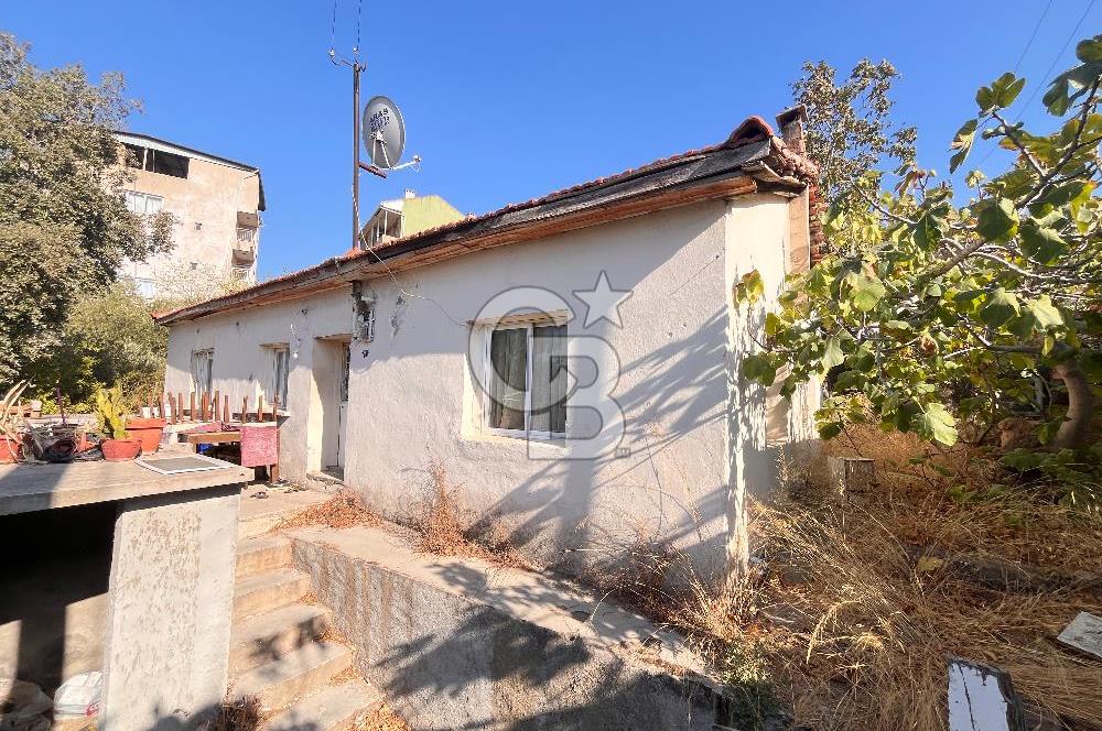 Bayraklı Emek Mahallesinde 241 M2 Arsa İçi Satılık Müstakil Ev