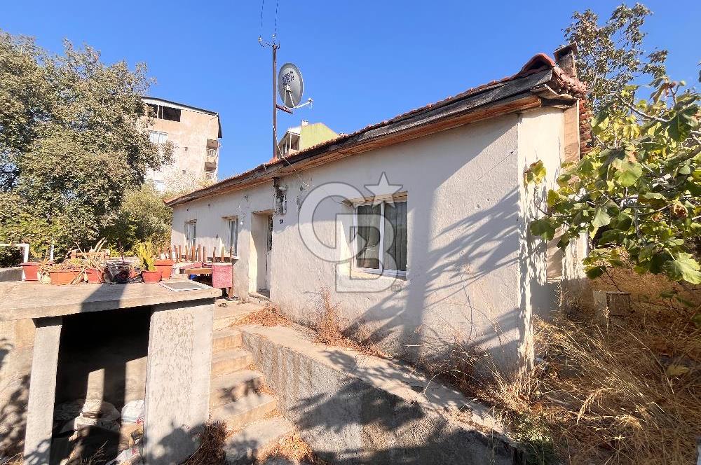 Bayraklı Emek Mahallesinde 241 M2 Arsa İçi Satılık Müstakil Ev