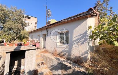 Bayraklı Emek Mahallesinde 241 M2 Arsa İçi Satılık Müstakil Ev
