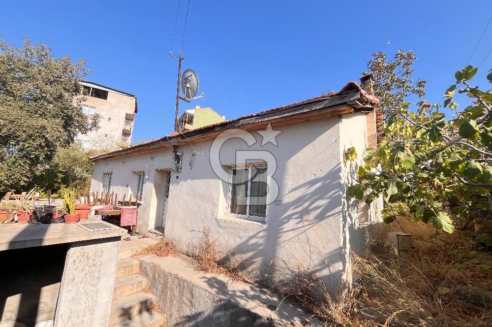 Bayraklı Emek Mahallesinde 241 M2 Arsa İçi Satılık Müstakil Ev