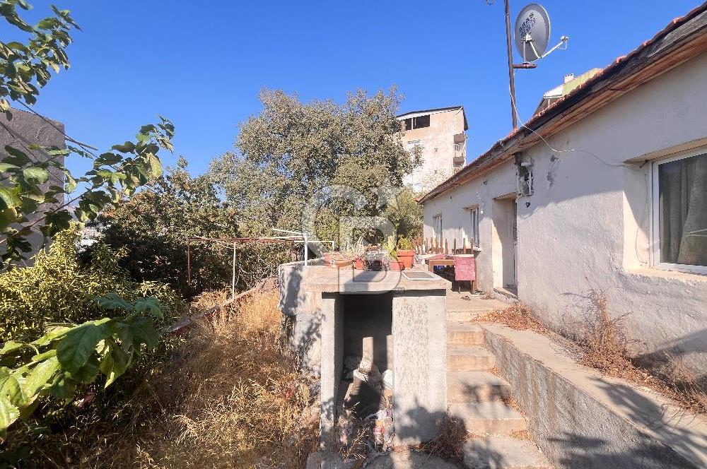 Bayraklı Emek Mahallesinde 241 M2 Arsa İçi Satılık Müstakil Ev